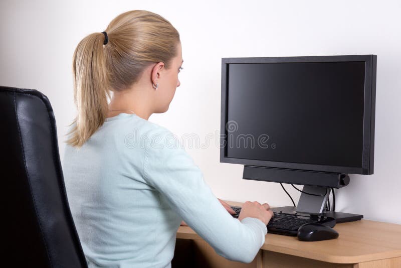 Tylny widok kobieta z osobistym komputerem w biurze
