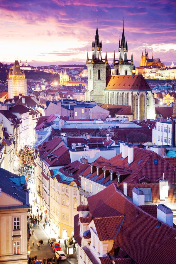 Tyn-Kathedrale, Prag-Schloss und alte Stadt-UNESCO, Prag, Tschechische Republik, Ansicht vom Pulvertor lizenzfreie stockfotografie Tyn-Kathedrale, Prag-Schloss und alte Stadt-UNESCO, Prag, Tschechische Republik, Ansicht vom Pulvertor lizenzfreie stockfotografie