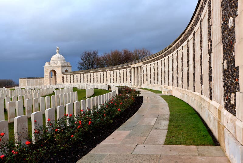 Tyne Cot Cemetery dans des domaines de la Flandre photographie stock Tyne Cot Cemetery dans des domaines de la Flandre photographie stock