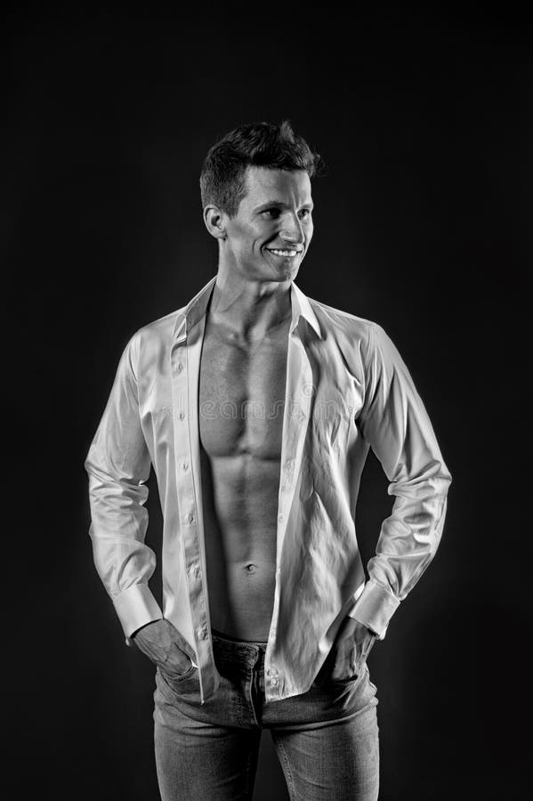 Type avec le coffre nu dans les jeans et la chemise photos stock Type avec le coffre nu dans les jeans et la chemise photos stock