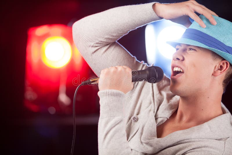 Type beau tenant la MIC et le chant photo libre de droits Type beau tenant la MIC et le chant photo libre de droits