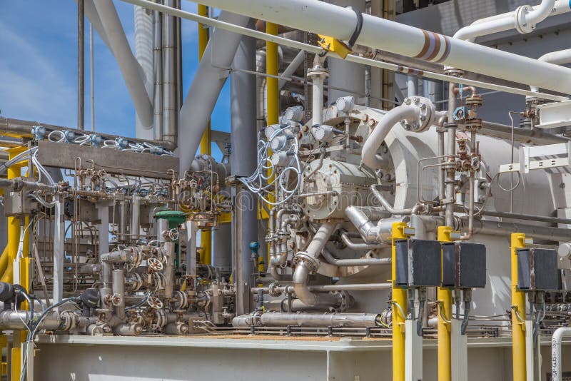 Type centrifuge de compresseur de turbine à gaz à la plate-forme de traitement centrale de pétrole marin et de gaz image libre de droits Type centrifuge de compresseur de turbine à gaz à la plate-forme de traitement centrale de pétrole marin et de gaz image libre de droits