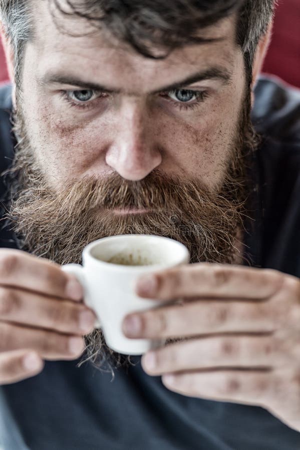 Type détendant avec du café d'expresso Concept de pause-café Fin potable de café de hippie Recharge de caféine Homme avec photos libres de droits Type détendant avec du café d'expresso Concept de pause-café Fin potable de café de hippie Recharge de caféine Homme avec photos libres de droits