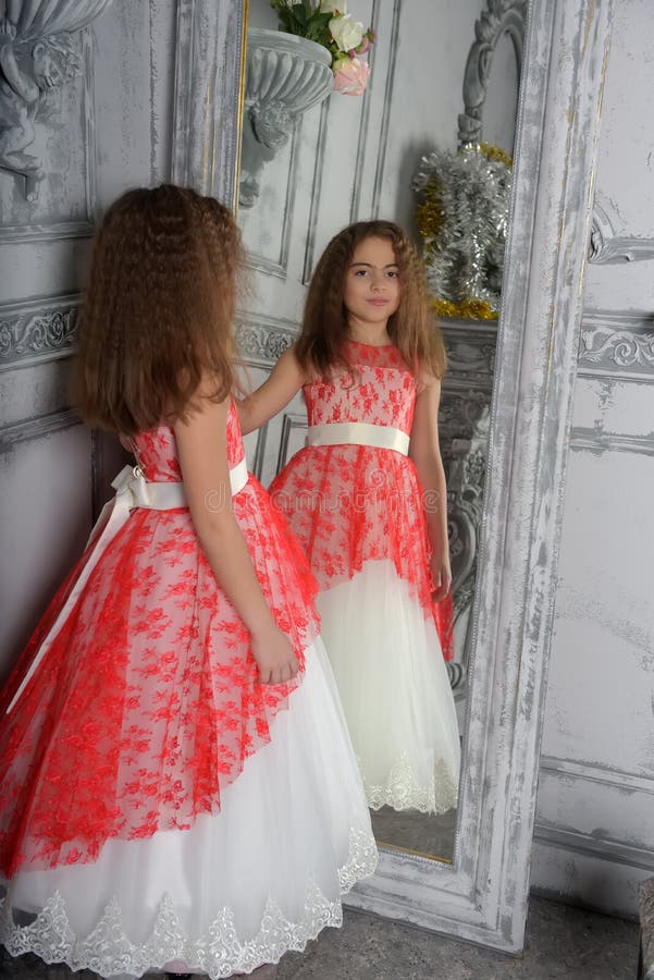 Type est la fille la brune dans le blanc avec une robe élégante rouge photo libre de droits Type est la fille la brune dans le blanc avec une robe élégante rouge photo libre de droits