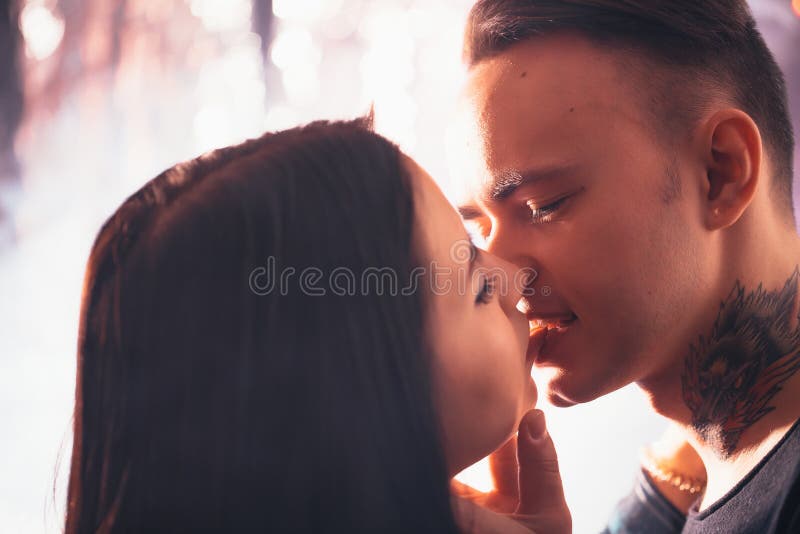 Type et le plan rapproch? de baiser de fille sur un fond clair image stock Type et le plan rapproch? de baiser de fille sur un fond clair image stock