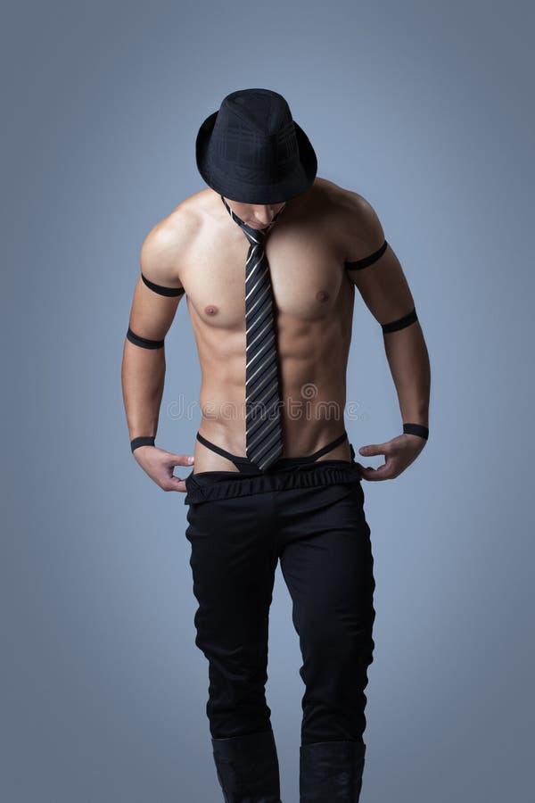 Type musculaire beau enlevant des vêtements image stock Type musculaire beau enlevant des vêtements image stock