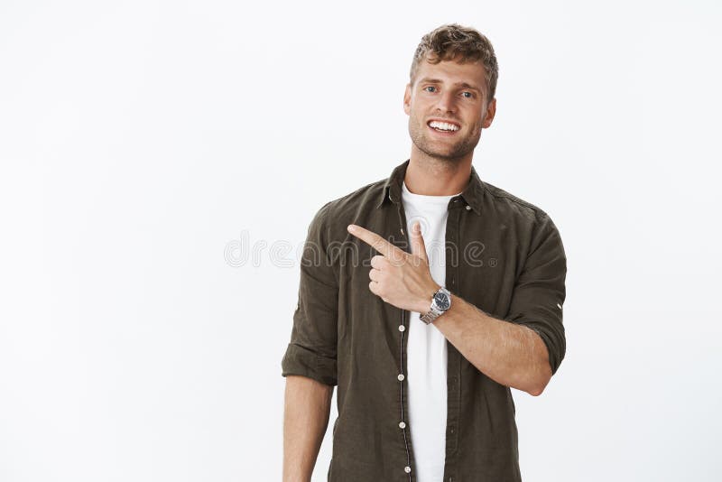 Type nous montrant l'endroit frais invitant à se joindre homme blond masculin bel sociable et insouciant à l'air amical avec la image libre de droits Type nous montrant l'endroit frais invitant à se joindre homme blond masculin bel sociable et insouciant à l'air amical avec la image libre de droits