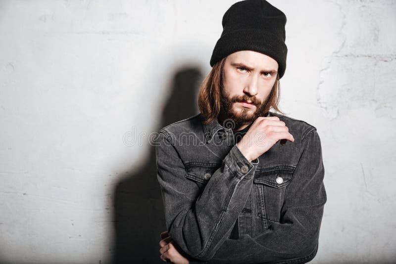 Type songeur de hippie dans le chapeau regardant l'appareil-photo photographie stock libre de droits