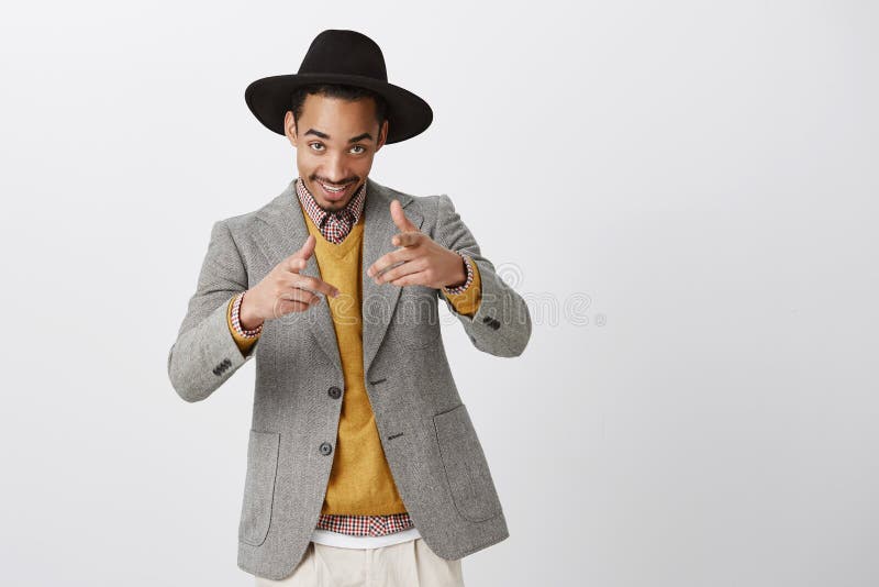 Type émotif de partie nous invitant à matraquer Portrait d'homme d'affaires bel positif dans le chapeau et la veste élégants, fli photo libre de droits Type émotif de partie nous invitant à matraquer Portrait d'homme d'affaires bel positif dans le chapeau et la veste élégants, fli photo libre de droits