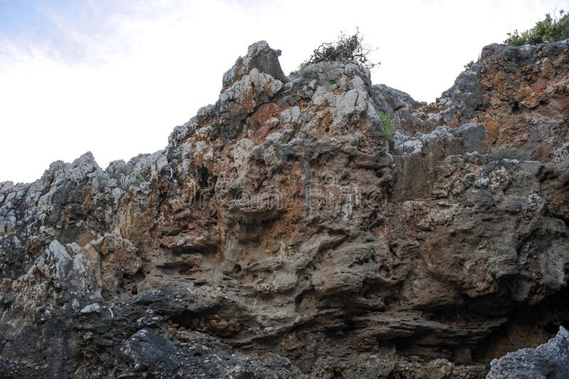 Típico caliza la roca de montanas en Área hace impresionante acantilados a muchos cuevas a lo largo de Costa.