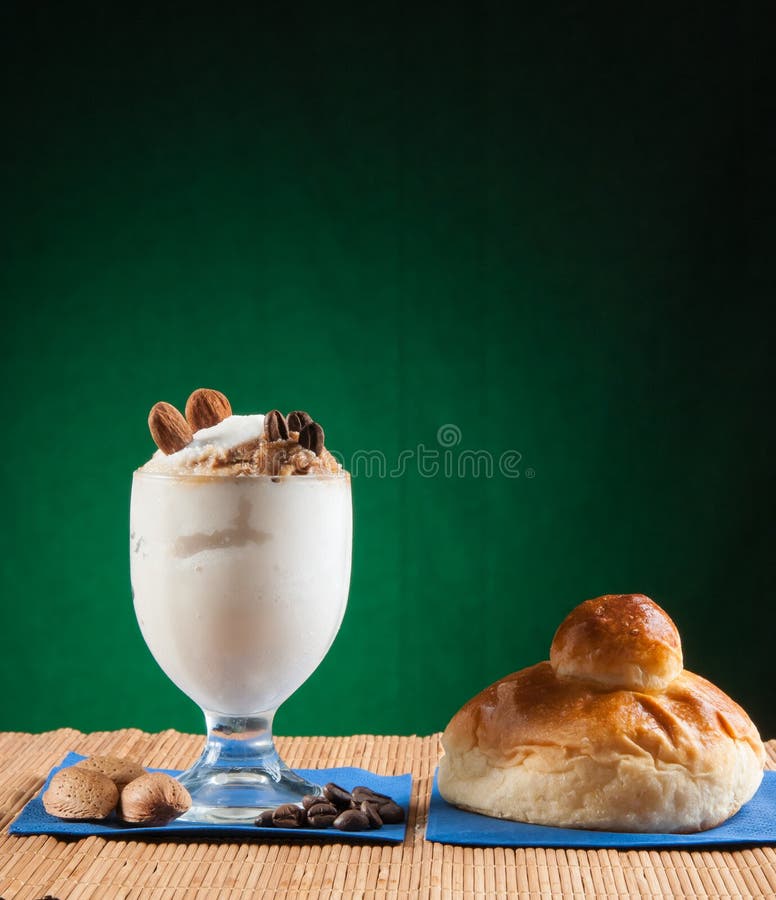 Sabor tradicional do café granita siciliano com brioche close up