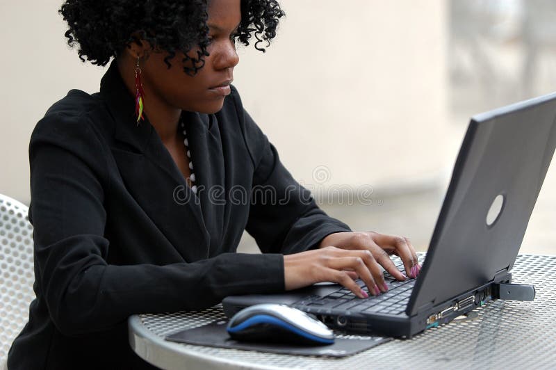 Mladá dáma písanie na počítači.