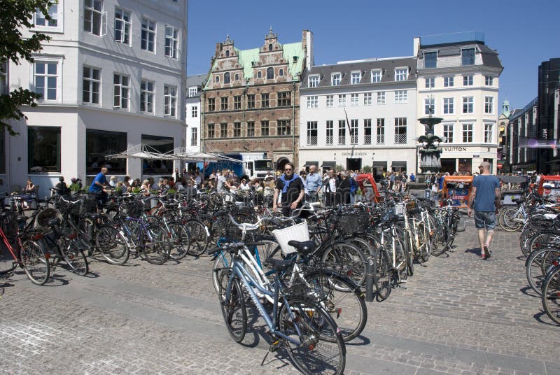Typisch Kopenhagen - veel fietsen stock foto's Typisch Kopenhagen - veel fietsen stock foto's