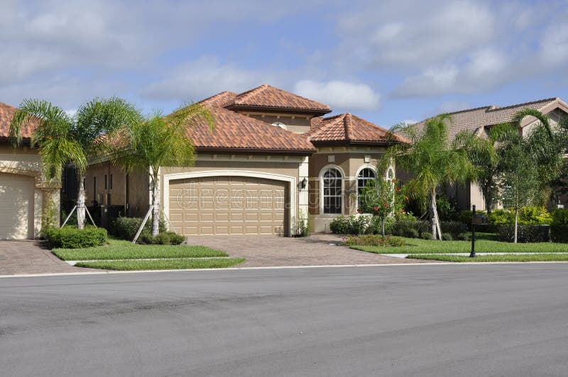 Typisch modern huis in Florida royalty-vrije stock foto Typisch modern huis in Florida royalty-vrije stock foto