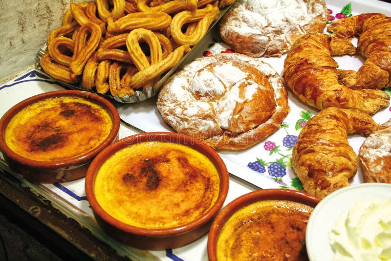 Typisch Spaans gebakje en dessert royalty-vrije stock fotografie Typisch Spaans gebakje en dessert royalty-vrije stock fotografie