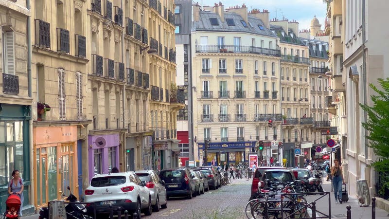 Typisch straatbeeld met de luxemburgse wonden in parijs , frankrijk , september 2023