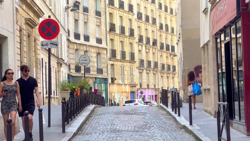Typisch straatbeeld met de luxemburgse wonden in parijs , frankrijk , september 2023