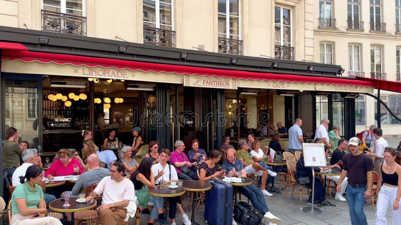 Typisch straatcafé in parijs in de stad pantheon in parijs in september 2023