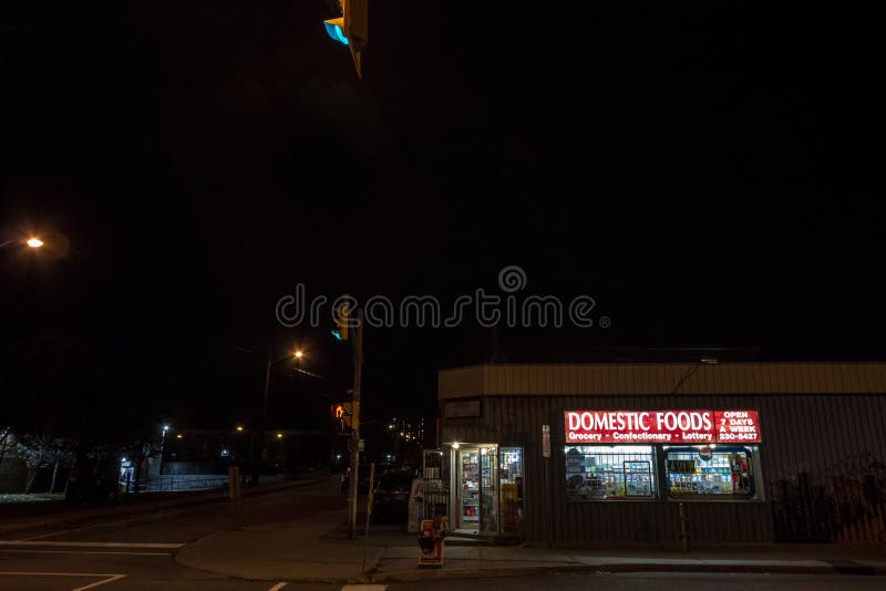 Typische Amerikaanse die Gemakopslag bij nacht in een woonstraat van Ottawa, Ontario, verkopende kruidenierswinkels, voedsel, en royalty-vrije stock fotografie Typische Amerikaanse die Gemakopslag bij nacht in een woonstraat van Ottawa, Ontario, verkopende kruidenierswinkels, voedsel, en royalty-vrije stock fotografie