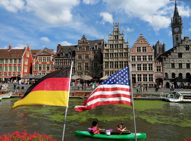 Typische belgische Häuser über dem Wasser in Gent lizenzfreie stockfotografie Typische belgische Häuser über dem Wasser in Gent lizenzfreie stockfotografie