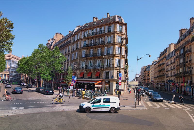 Typische Ecke des alten dreieckigen Gebäudes Autos, Radfahrer und Leute auf der Straße der Stadt Sonniger Tag stockbilder Typische Ecke des alten dreieckigen Gebäudes Autos, Radfahrer und Leute auf der Straße der Stadt Sonniger Tag stockbilder