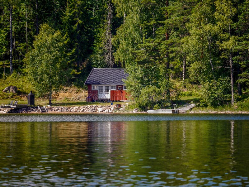 Typische hut op een meer in Zweden royalty-vrije stock afbeelding Typische hut op een meer in Zweden royalty-vrije stock afbeelding
