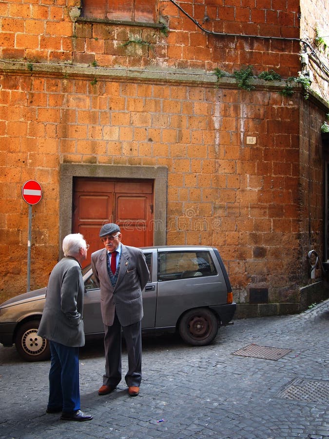 Typische Italiaanse straatscène royalty-vrije stock afbeeldingen Typische Italiaanse straatscène royalty-vrije stock afbeeldingen