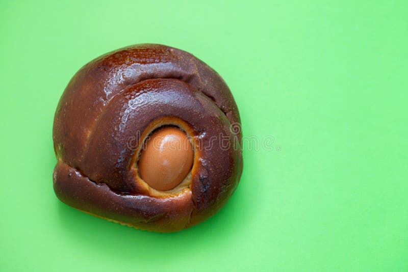 Typische Portugese Pasen-cake Folar met ei op groene achtergrond stock afbeelding Typische Portugese Pasen-cake Folar met ei op groene achtergrond stock afbeelding
