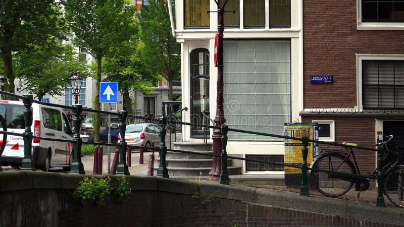 Typische straatmening op het kanaalgebied van de Stad van Amsterdam van Amsterdam