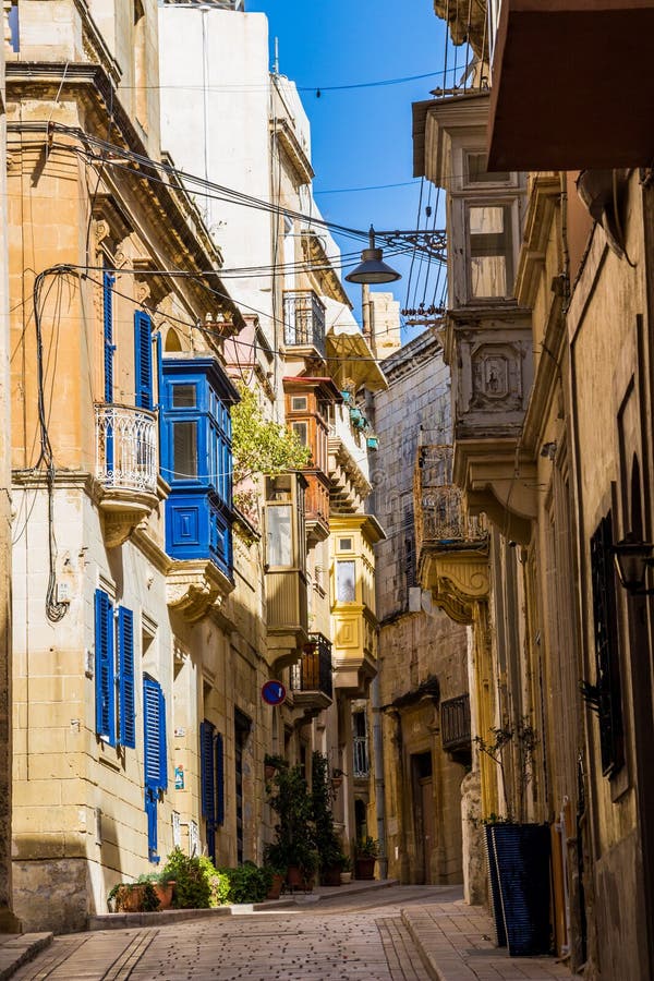 Typischer schöner schmaler Weg in Birgu, Vittoriosa - eine der drei verstärkten Städte von Malta lizenzfreies stockbild Typischer schöner schmaler Weg in Birgu, Vittoriosa - eine der drei verstärkten Städte von Malta lizenzfreies stockbild