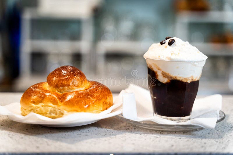 Typisches Kaffee granita mit Sahne lizenzfreies stockfoto Typisches Kaffee granita mit Sahne lizenzfreies stockfoto