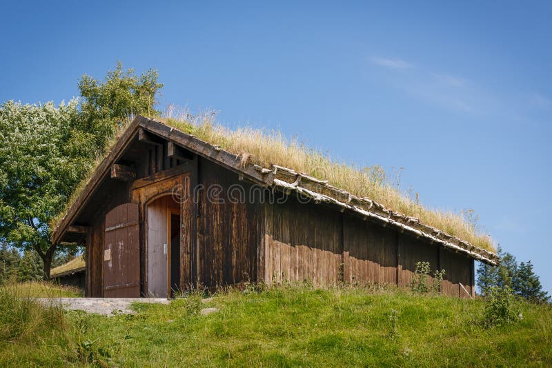 Typisches norwegisches Gebäude mit Gras auf dem Dach stockfotografie Typisches norwegisches Gebäude mit Gras auf dem Dach stockfotografie