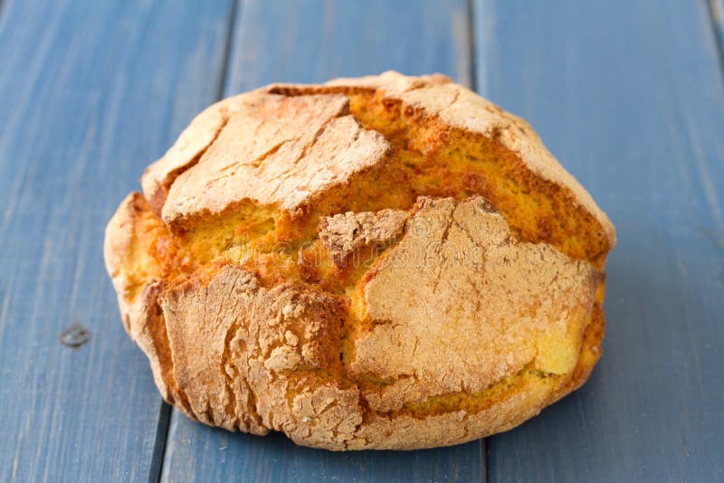 Typisches Portugiesisches Maisbrot Auf Blauem Hintergrund Stockfoto ...