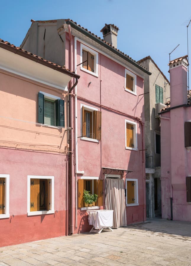 Typisches südliches italienisches Bautenanstrichfarbe im Rosa stockfotografie Typisches südliches italienisches Bautenanstrichfarbe im Rosa stockfotografie