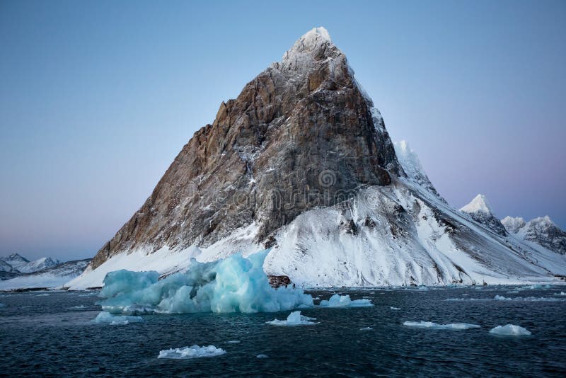 Typisk arktiskt landskap - glaciäris och berg - Svalbard arkivbild