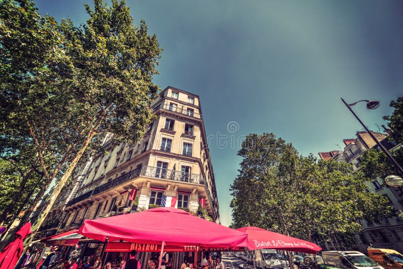 Typisk bistrot i ett pittoreskt hörn royaltyfri fotografi Typisk bistrot i ett pittoreskt hörn royaltyfri fotografi