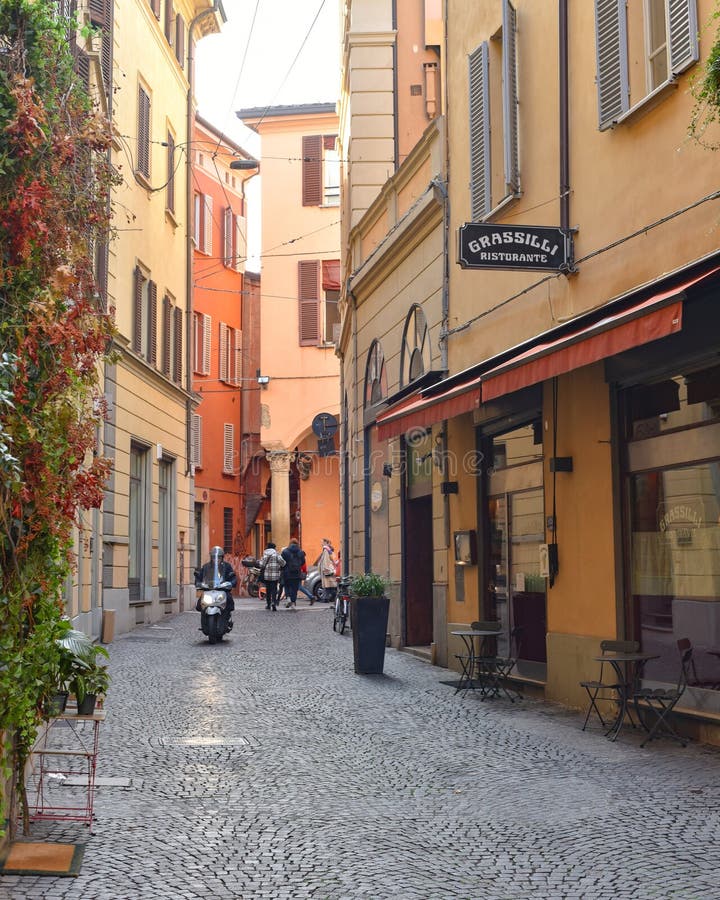 Typisk bologna längs bolognas bakgator royaltyfria foton