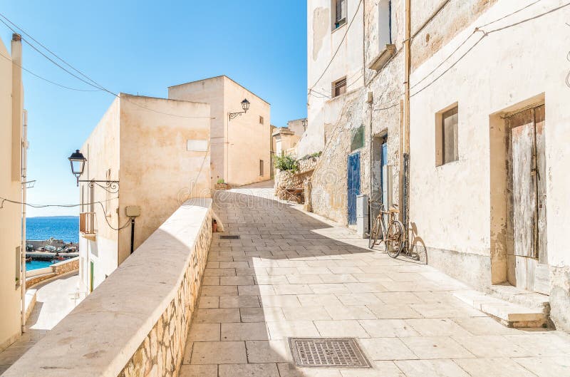 Typisk gata av den lilla byn på den Levanzo ön, Trapani, Italien royaltyfria bilder Typisk gata av den lilla byn på den Levanzo ön, Trapani, Italien royaltyfria bilder