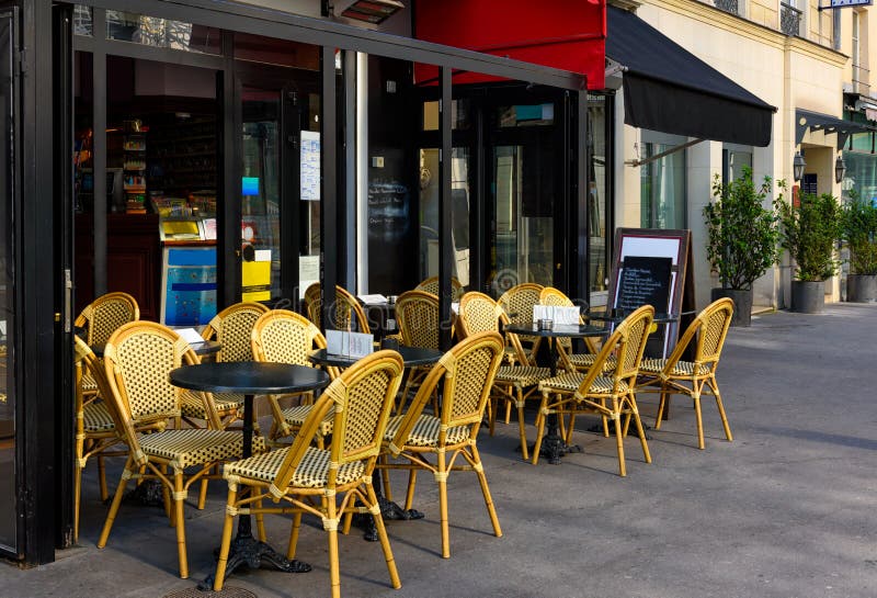 Typisk gatuvy med kafébord i paris france. arkivfoton
