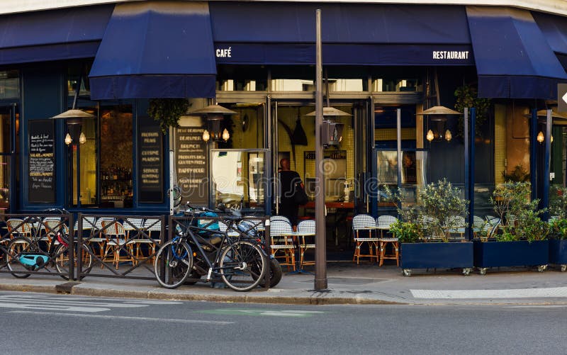 Typisk gatuvy med kafébord i paris france. fotografering för bildbyråer
