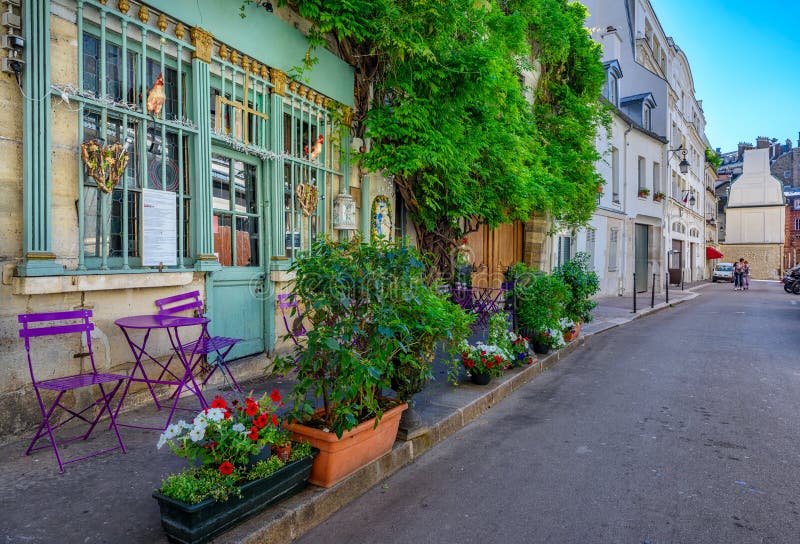 Typisk gatuvy med kafébord i paris france. arkivfoto