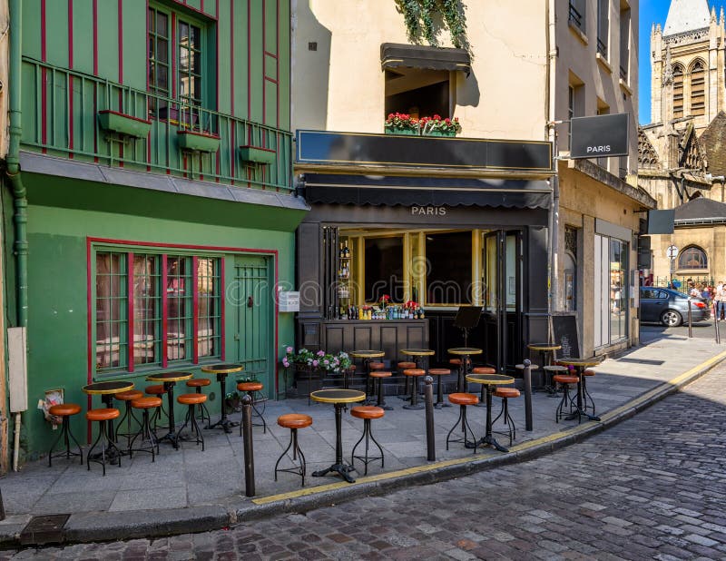 Typisk gatuvy med kafébord i paris france. royaltyfri fotografi