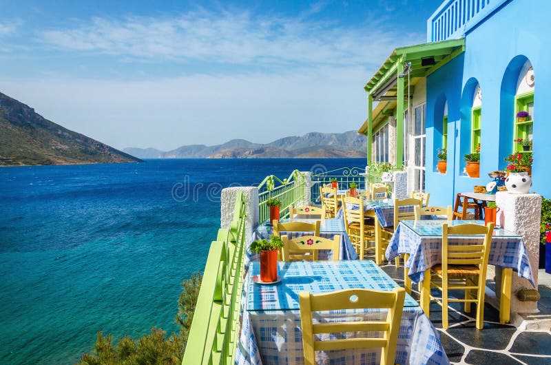 Typisk grekisk restaurang på balkongen, Grekland