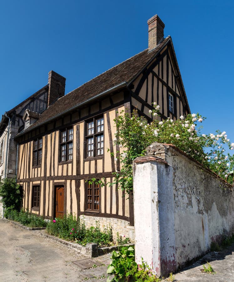 Typisk hus av Normandie nära Paris royaltyfria bilder Typisk hus av Normandie nära Paris royaltyfria bilder