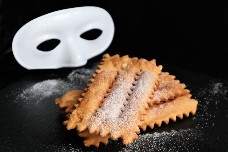 Typisk italiensk karnevalpirog som strilas med pudrat socker arkivfoton Typisk italiensk karnevalpirog som strilas med pudrat socker arkivfoton