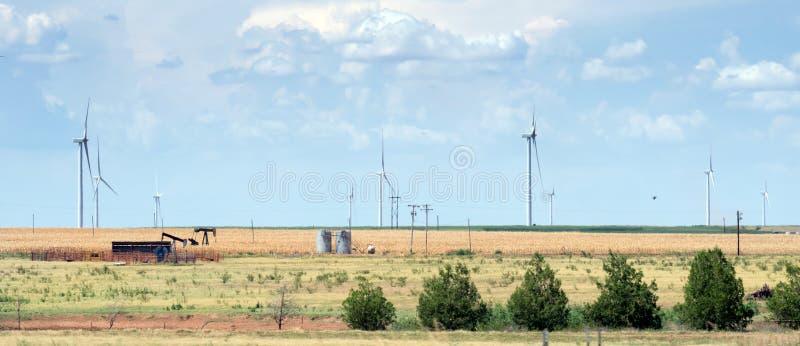 Typisk landskap av Texas: ändlösa fält, vindgeneratorer, olja