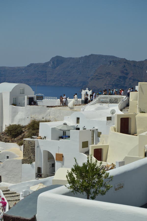 Typisk & pittoreskt japanskt bröllop i staden av Oia på ön av Santorini Att gifta sig landskap, förälskelse, kryssar omkring royaltyfria foton Typisk & pittoreskt japanskt bröllop i staden av Oia på ön av Santorini Att gifta sig landskap, förälskelse, kryssar omkring royaltyfria foton