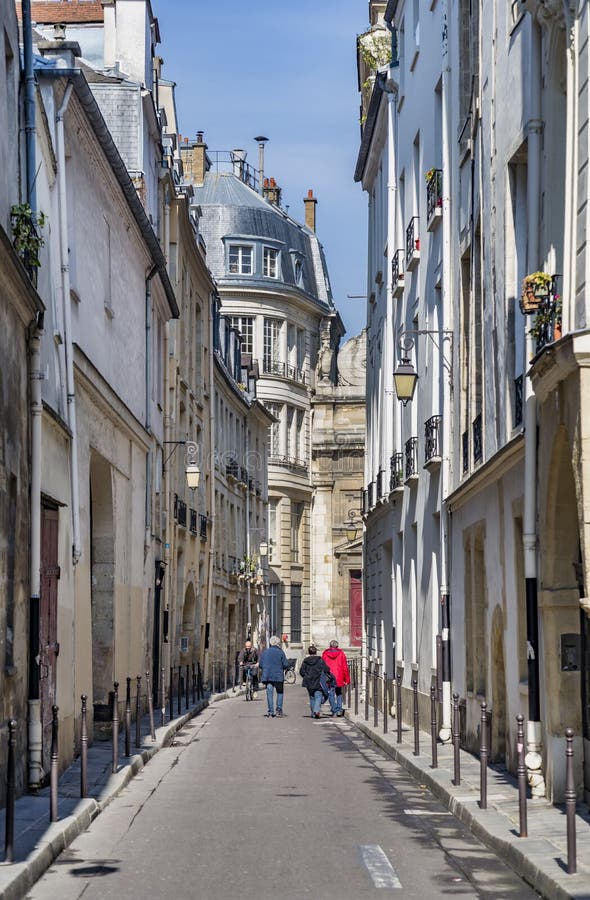 Typisk sikt av den parisiska gatan i Paris, Frankrike royaltyfria foton