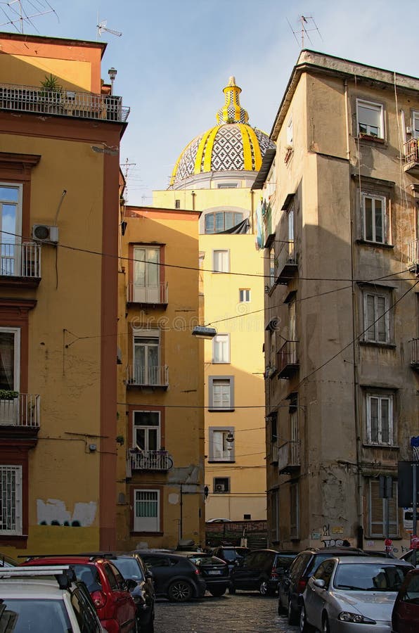 Typisk sikt av gatan i Naples Allt fritt utrymme upptas av parkerade bilar royaltyfria foton