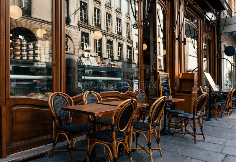Typisk syn på den parisiska gatan med bord med kafébord i paris france. royaltyfri bild